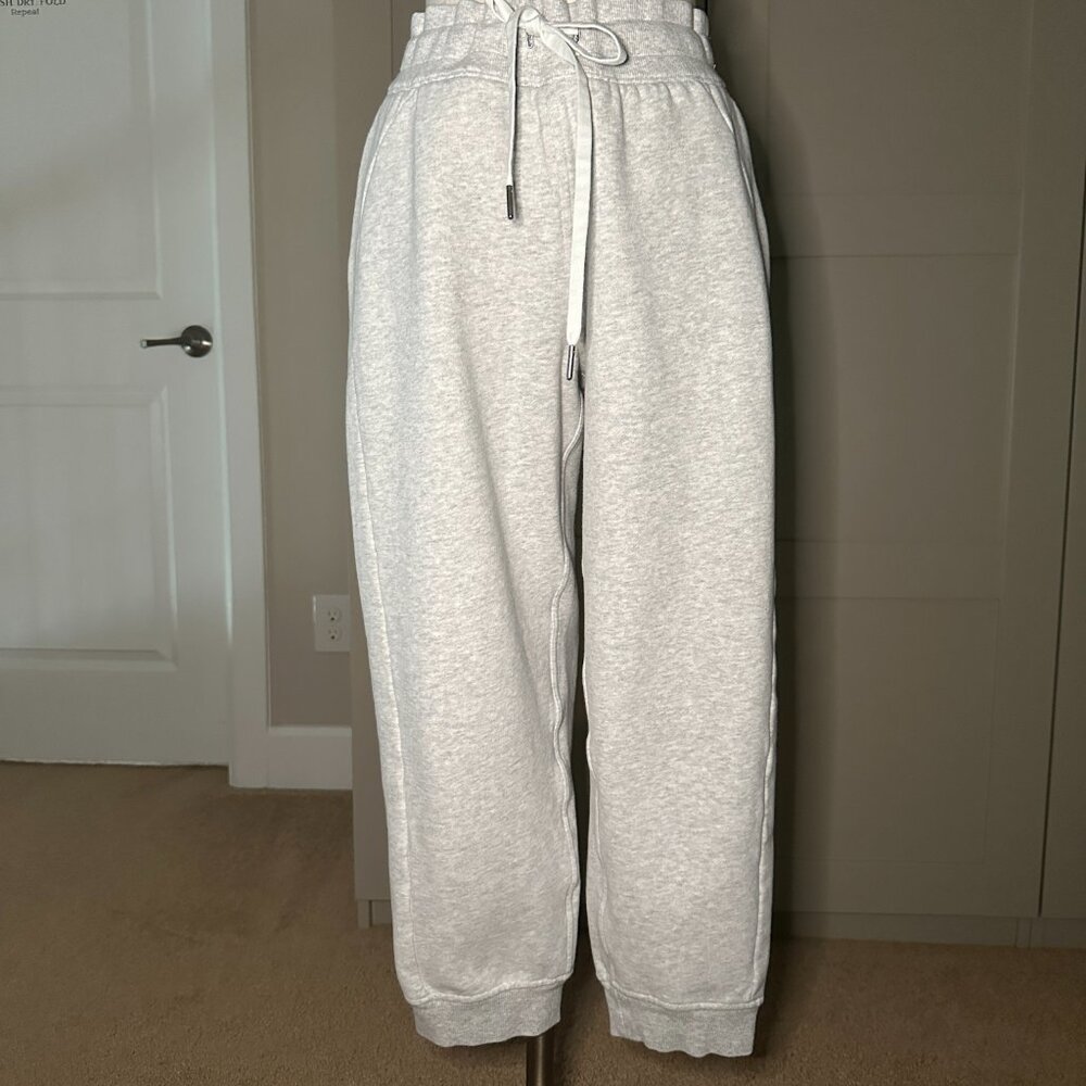 Lululemon Scuba High-Rise cropped jogger ~ Size 8 ~ Light grey ~ ECU!